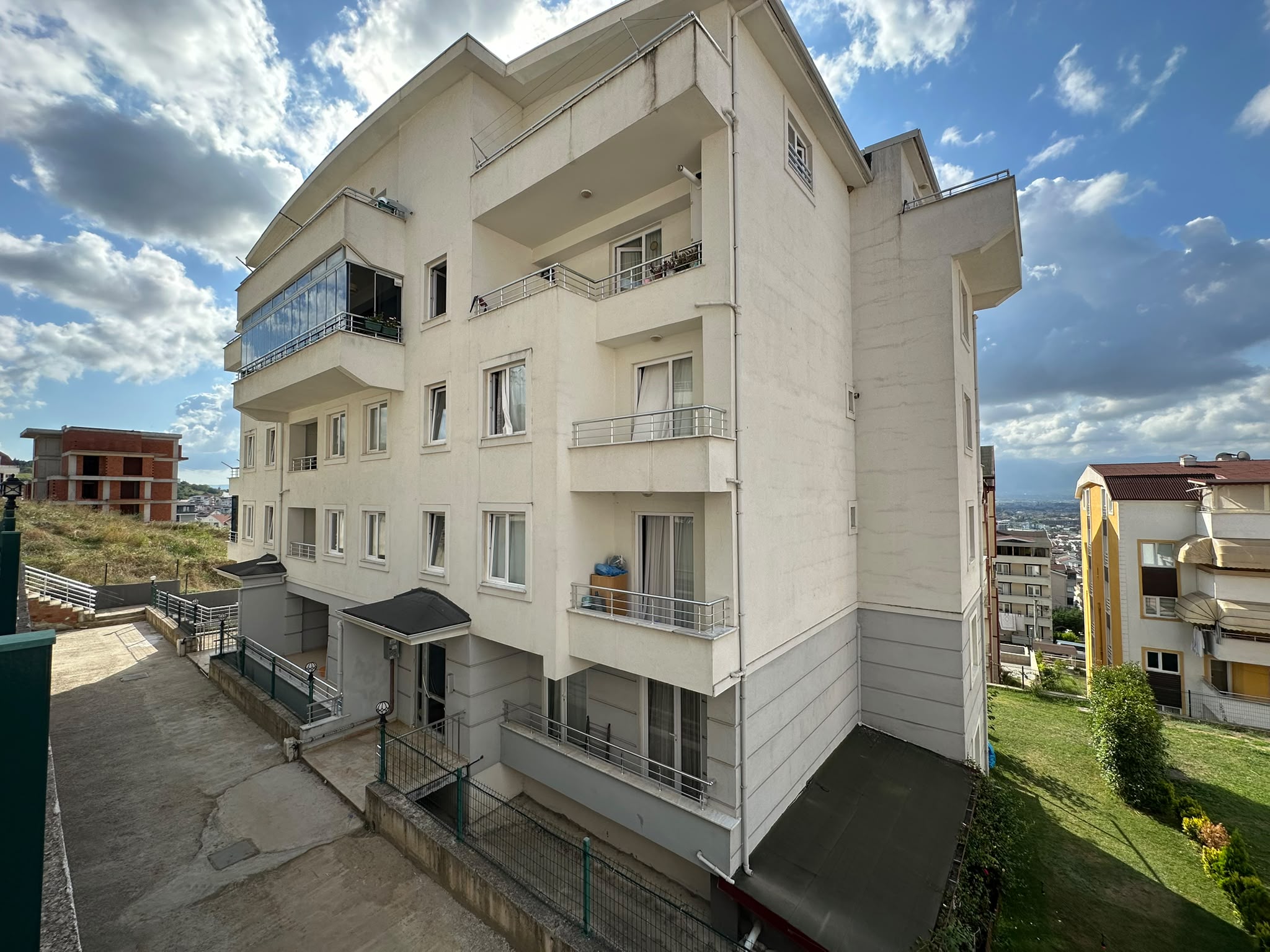 İZMİT GÜNDOĞDU MAHALLESİ 3+1 ARAKAT KİRALIK DAİRE